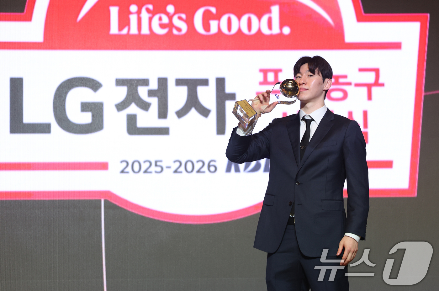 (서울=뉴스1) 오대일 기자 = 9일 오후 서울 강남구 그랜드 인터컨티넨탈 서울 파르나스 그랜드볼룸에서 열린 2025-2026 LG전자 프로농구 시상식에서 국내선수 MVP에 선정된 …
