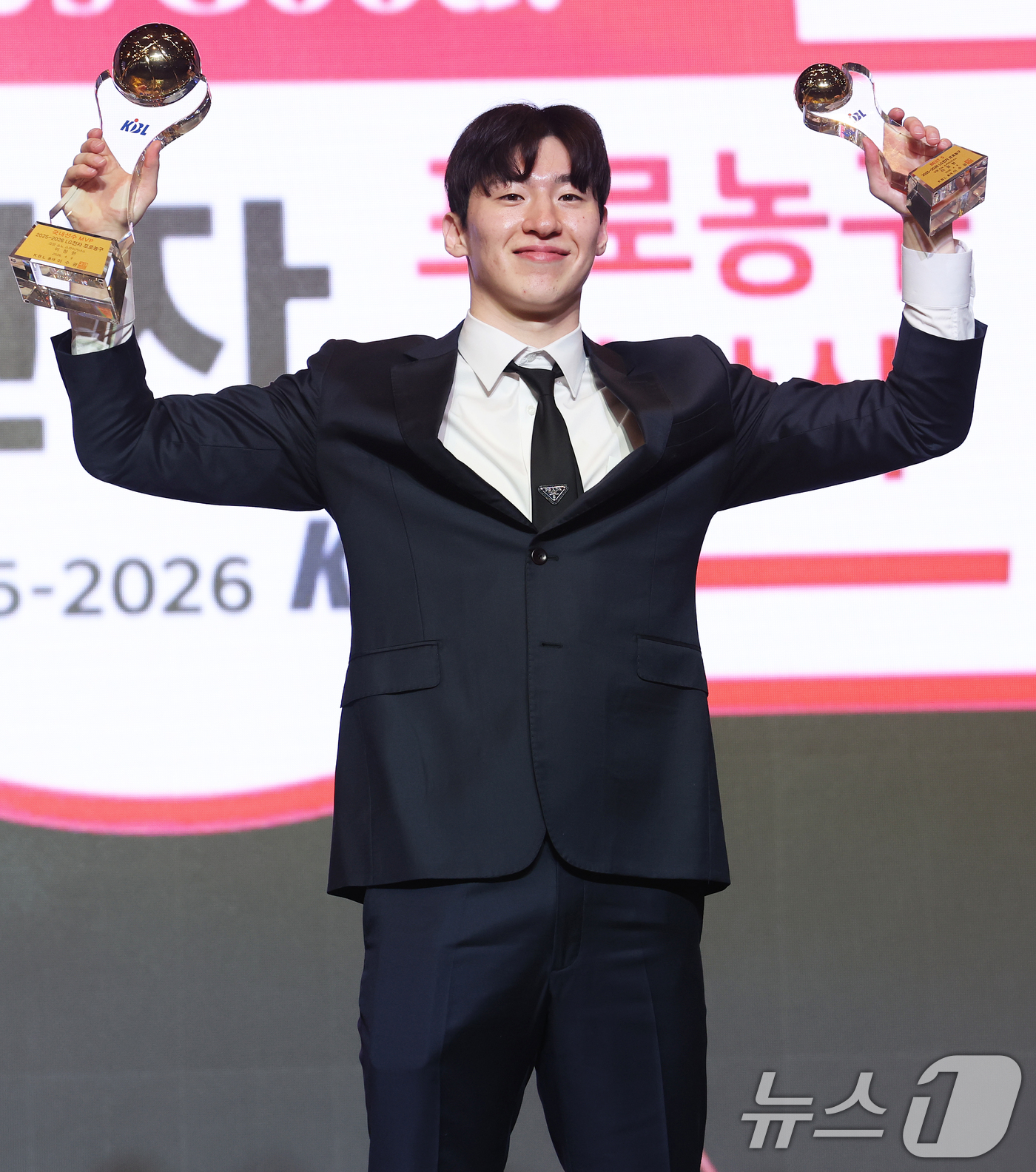 (서울=뉴스1) 오대일 기자 = 9일 오후 서울 강남구 그랜드 인터컨티넨탈 서울 파르나스 그랜드볼룸에서 열린 2025-2026 LG전자 프로농구 시상식에서 국내선수 MVP와 BES …