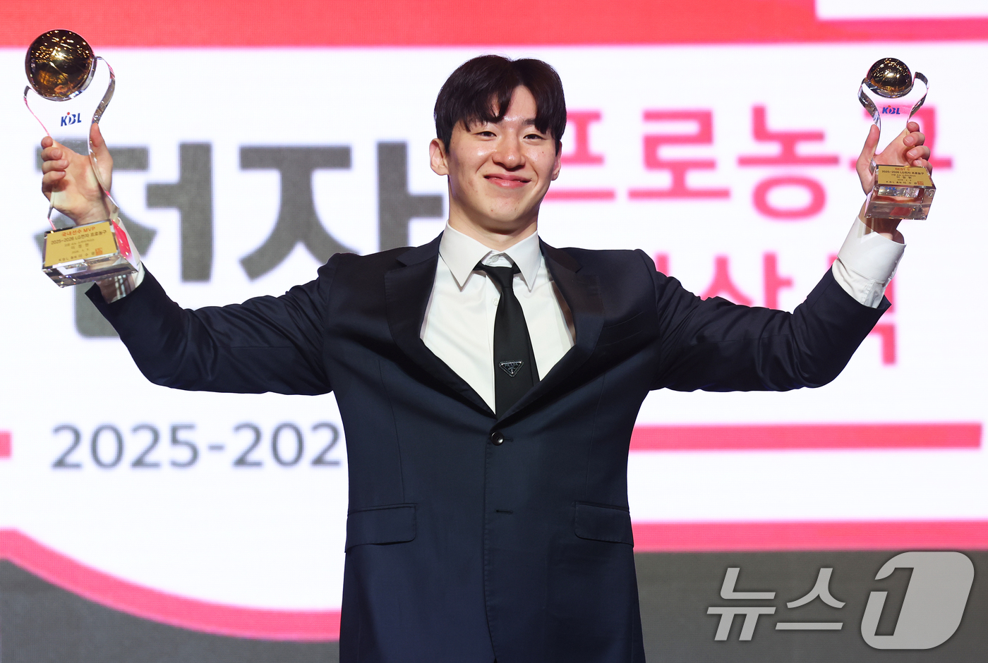 (서울=뉴스1) 오대일 기자 = 9일 오후 서울 강남구 그랜드 인터컨티넨탈 서울 파르나스 그랜드볼룸에서 열린 2025-2026 LG전자 프로농구 시상식에서 국내선수 MVP와 BES …