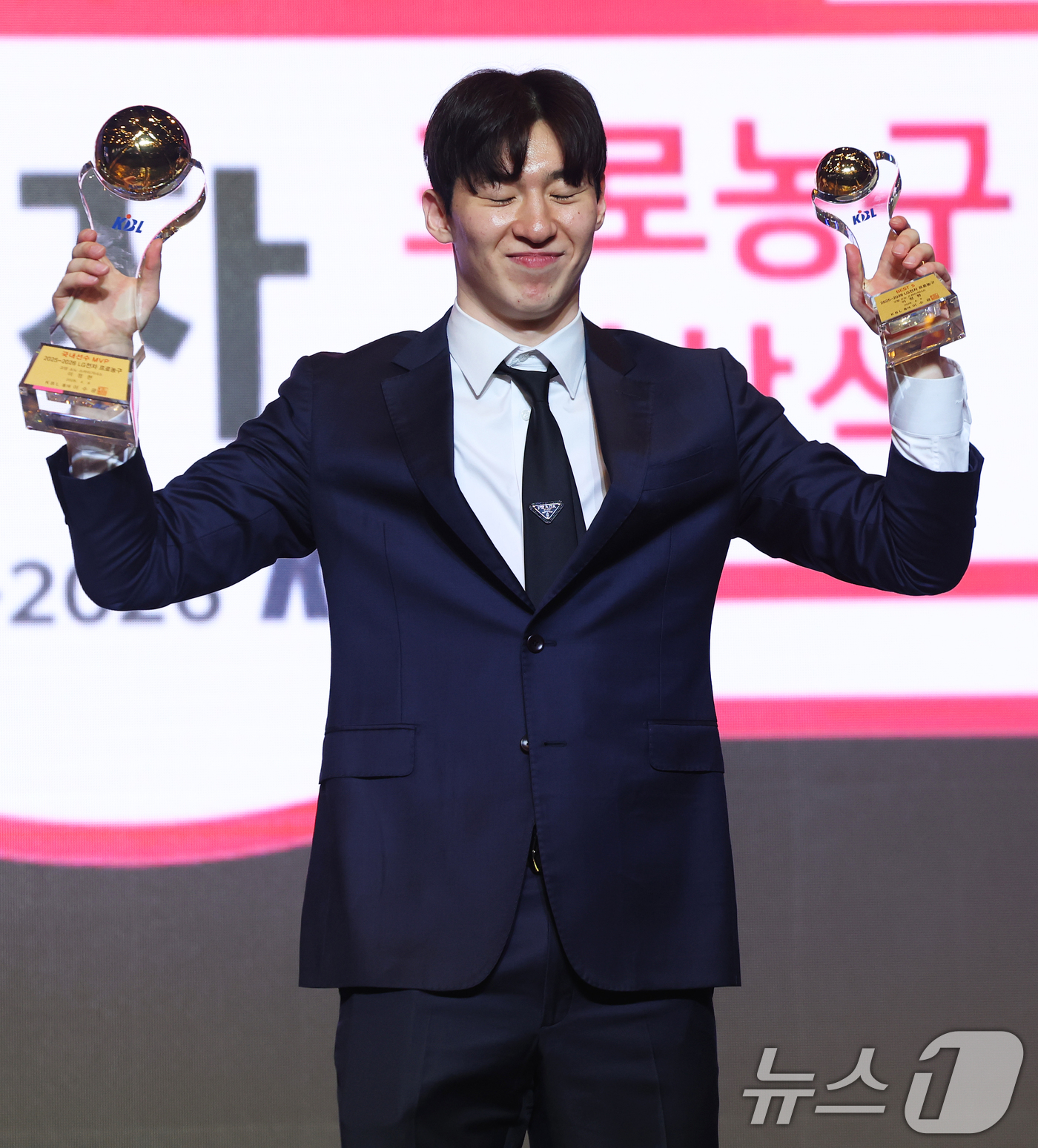 (서울=뉴스1) 오대일 기자 = 9일 오후 서울 강남구 그랜드 인터컨티넨탈 서울 파르나스 그랜드볼룸에서 열린 2025-2026 LG전자 프로농구 시상식에서 국내선수 MVP와 BES …