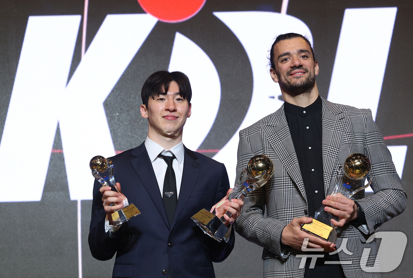 (서울=뉴스1) 오대일 기자 = 9일 오후 서울 강남구 그랜드 인터컨티넨탈 서울 파르나스 그랜드볼룸에서 열린 2025-2026 LG전자 프로농구 시상식에서 국내선수 MVP와 외국선 …