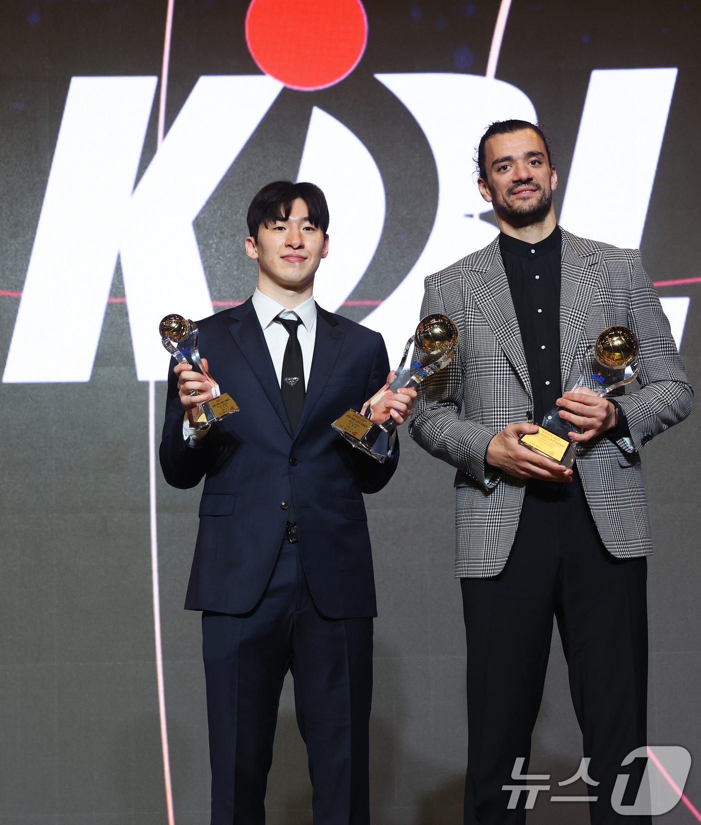 (서울=뉴스1) 오대일 기자 = 9일 오후 서울 강남구 그랜드 인터컨티넨탈 서울 파르나스 그랜드볼룸에서 열린 2025-2026 LG전자 프로농구 시상식에서 국내선수 MVP와 외국선 …