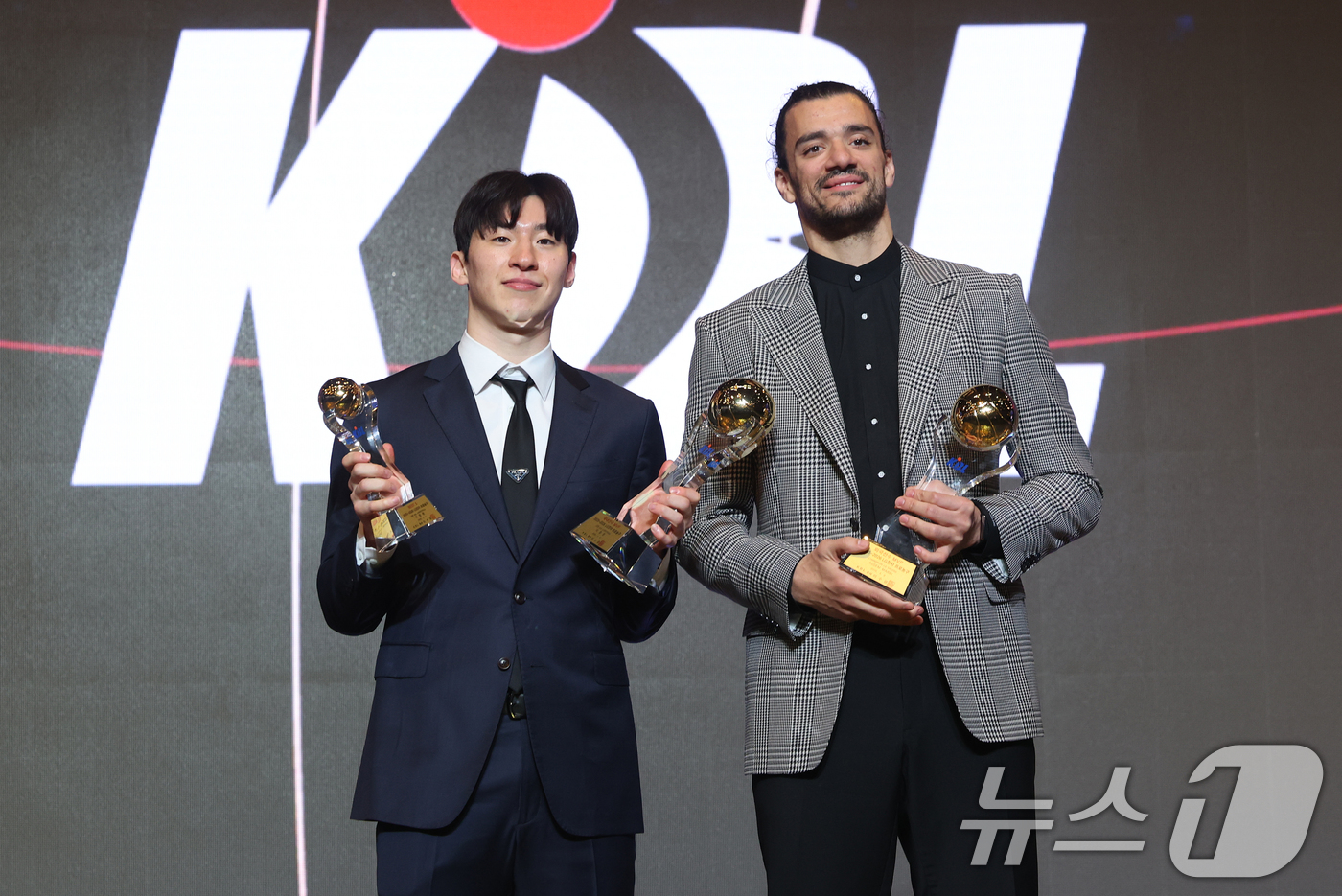 (서울=뉴스1) 오대일 기자 = 9일 오후 서울 강남구 그랜드 인터컨티넨탈 서울 파르나스 그랜드볼룸에서 열린 2025-2026 LG전자 프로농구 시상식에서 국내선수 MVP와 외국선 …