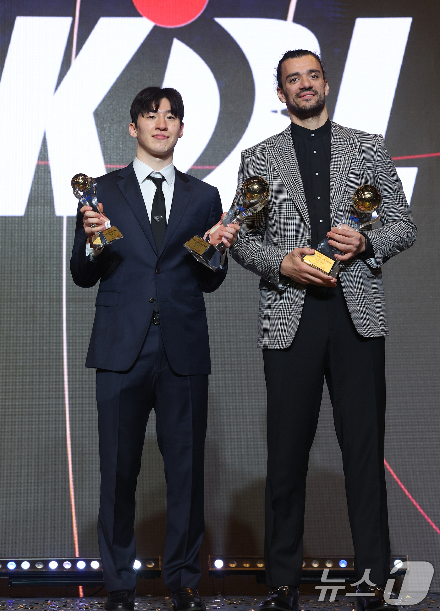 (서울=뉴스1) 오대일 기자 = 9일 오후 서울 강남구 그랜드 인터컨티넨탈 서울 파르나스 그랜드볼룸에서 열린 2025-2026 LG전자 프로농구 시상식에서 국내선수 MVP와 외국선 …