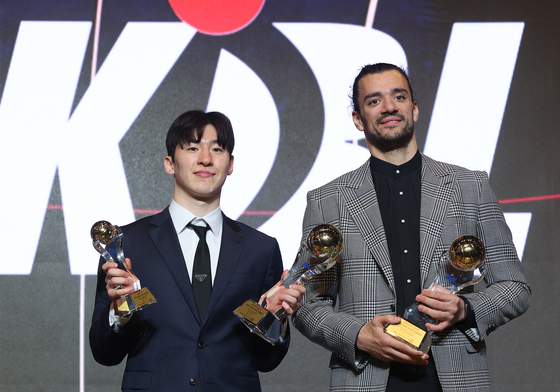 MVP 포즈 취하는 이정현-마레이