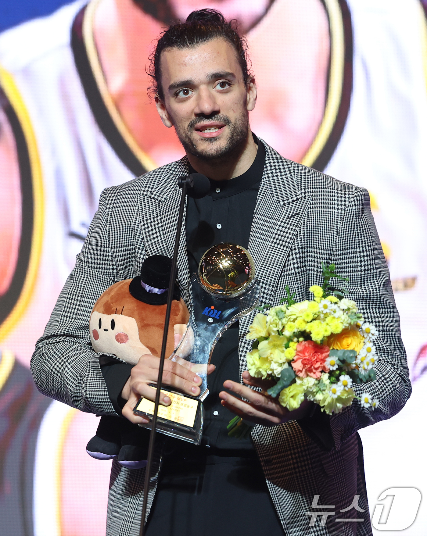 (서울=뉴스1) 오대일 기자 = 9일 오후 서울 강남구 그랜드 인터컨티넨탈 서울 파르나스 그랜드볼룸에서 열린 2025-2026 LG전자 프로농구 시상식에서 외국선수 MVP에 선정된 …