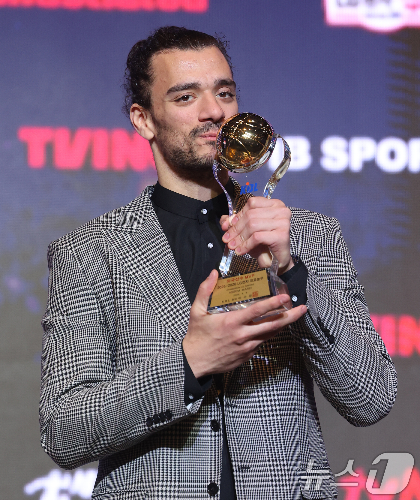(서울=뉴스1) 오대일 기자 = 9일 오후 서울 강남구 그랜드 인터컨티넨탈 서울 파르나스 그랜드볼룸에서 열린 2025-2026 LG전자 프로농구 시상식에서 외국선수 MVP에 선정된 …