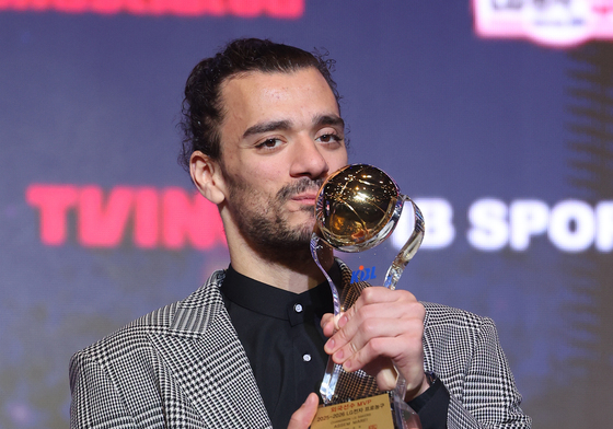 MVP 트로피에 키스하는 LG 마레이