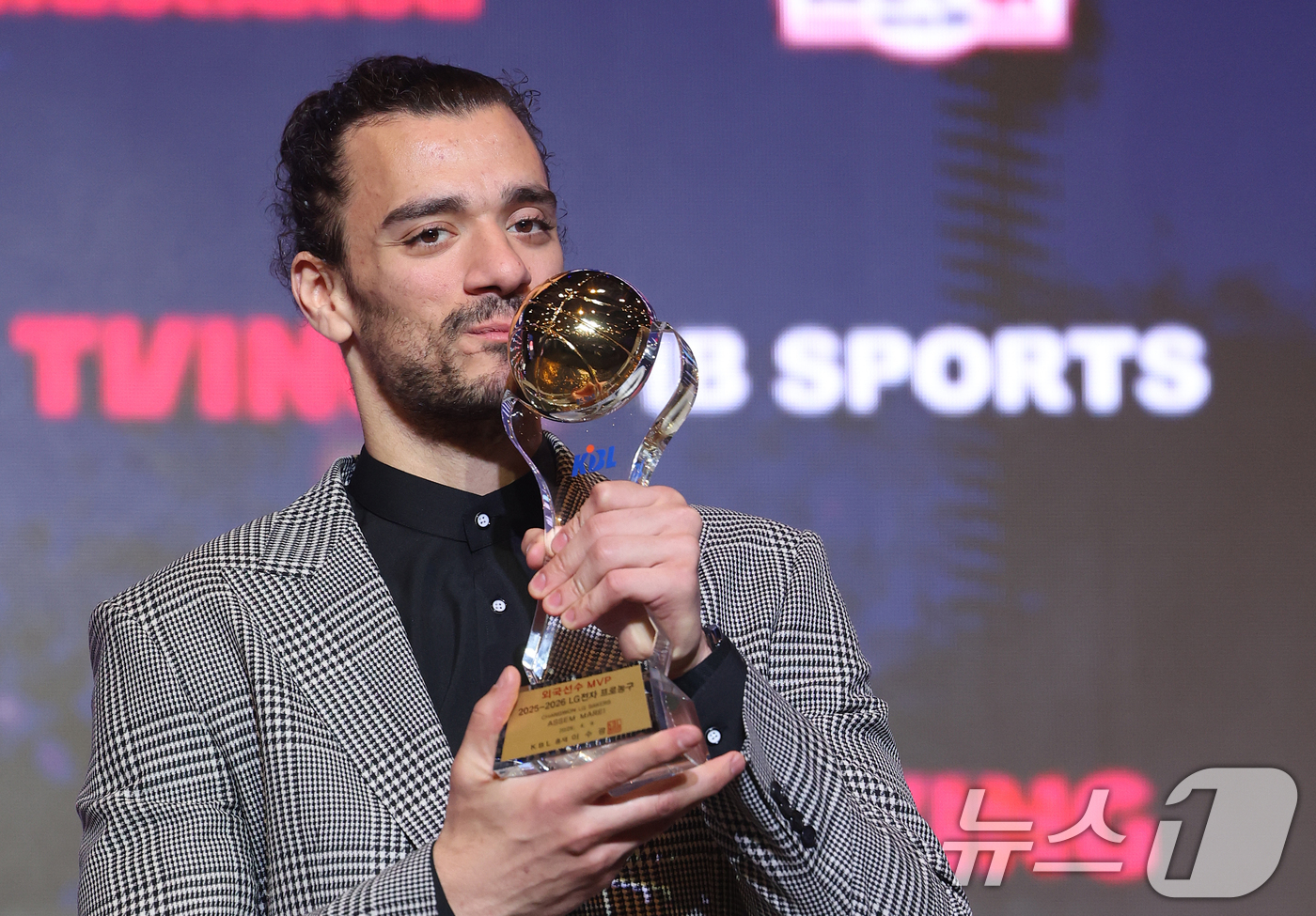 (서울=뉴스1) 오대일 기자 = 9일 오후 서울 강남구 그랜드 인터컨티넨탈 서울 파르나스 그랜드볼룸에서 열린 2025-2026 LG전자 프로농구 시상식에서 외국선수 MVP에 선정된 …