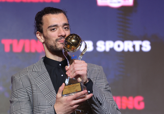 정규 우승팀 '독식' 사라졌다…트로피 거머쥔 LG 선수는 1명(종합)