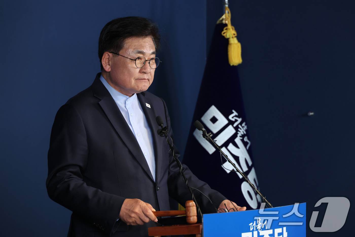 (서울=뉴스1) 신웅수 기자 = 소병훈 더불어민주당 중앙당 선거관리위원장이 9일 서울 여의도 중앙당사에서 서울시(본경선) 개표 결과를 발표하고 있다. 2026.4.9/뉴스1