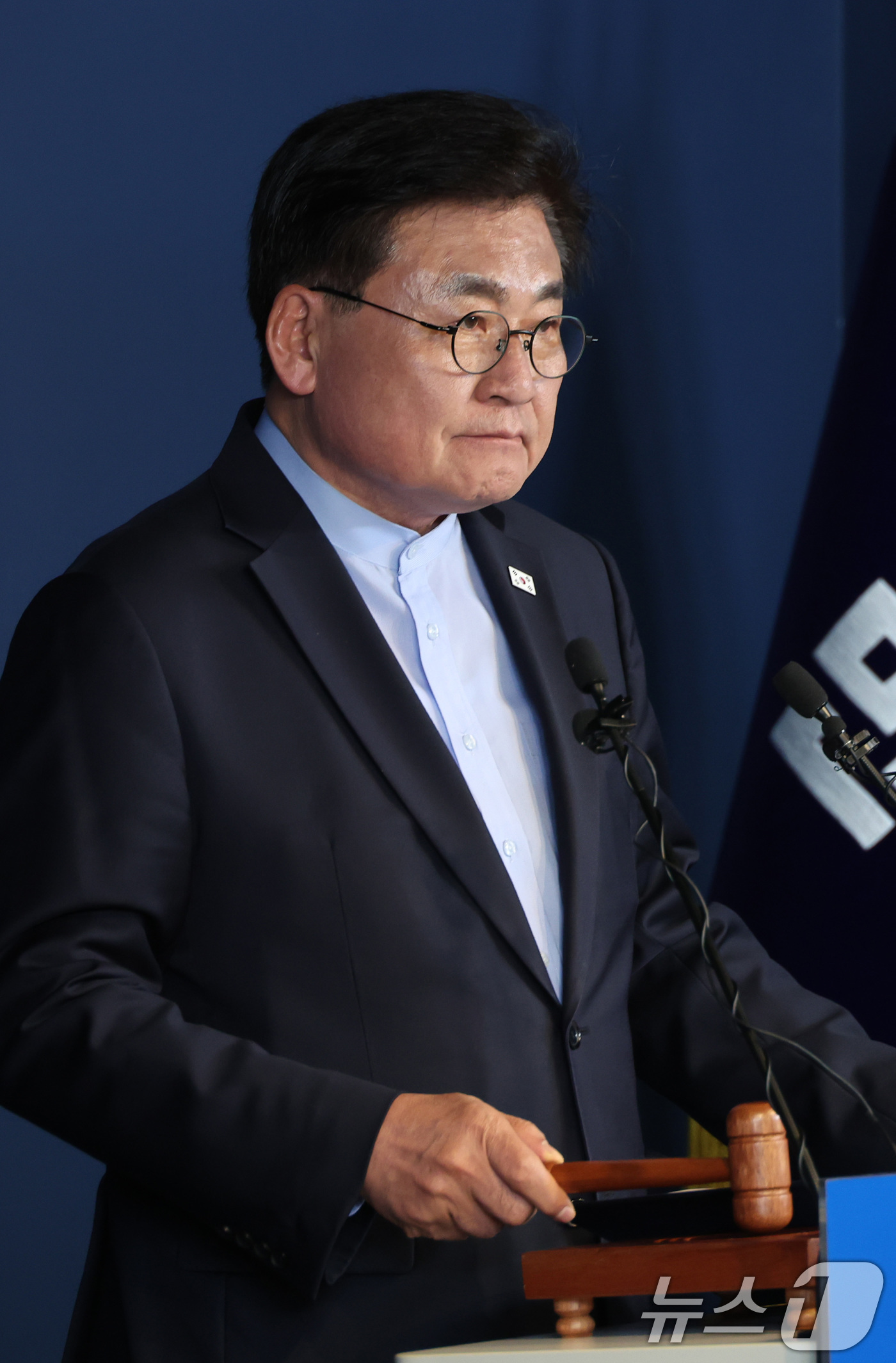 (서울=뉴스1) 신웅수 기자 = 소병훈 더불어민주당 중앙당 선거관리위원장이 9일 서울 여의도 중앙당사에서 서울시(본경선) 개표 결과를 발표하고 있다. 2026.4.9/뉴스1