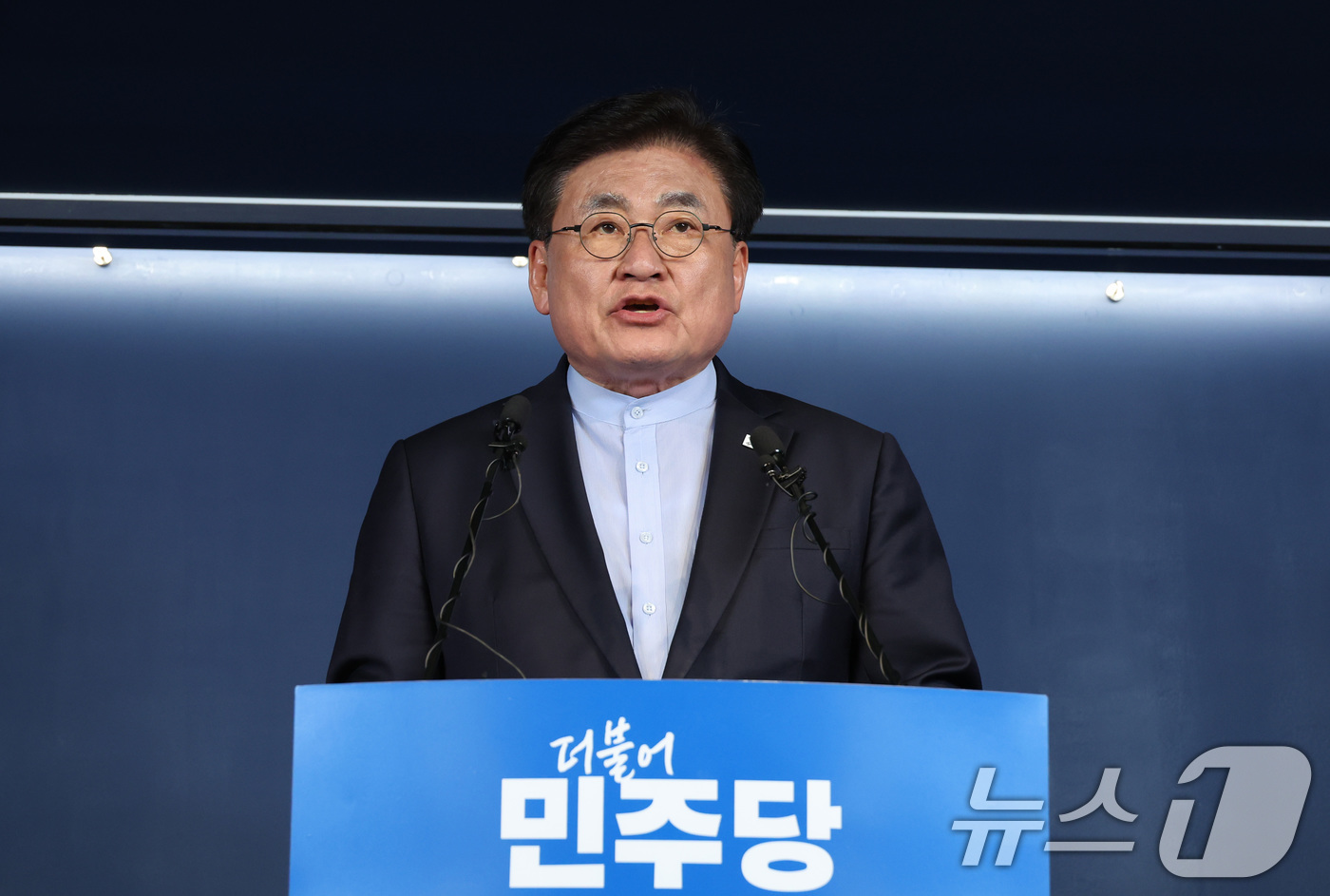 (서울=뉴스1) 신웅수 기자 = 소병훈 더불어민주당 중앙당 선거관리위원장이 9일 서울 여의도 중앙당사에서 서울시(본경선) 개표 결과를 발표하고 있다. 2026.4.9/뉴스1