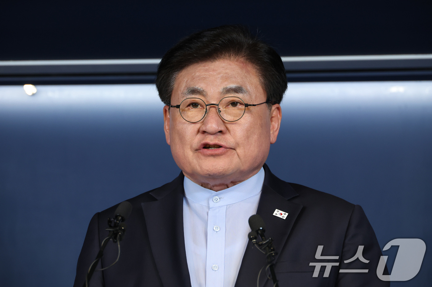 (서울=뉴스1) 신웅수 기자 = 소병훈 더불어민주당 중앙당 선거관리위원장이 9일 서울 여의도 중앙당사에서 서울시(본경선) 개표 결과를 발표하고 있다. 2026.4.9/뉴스1