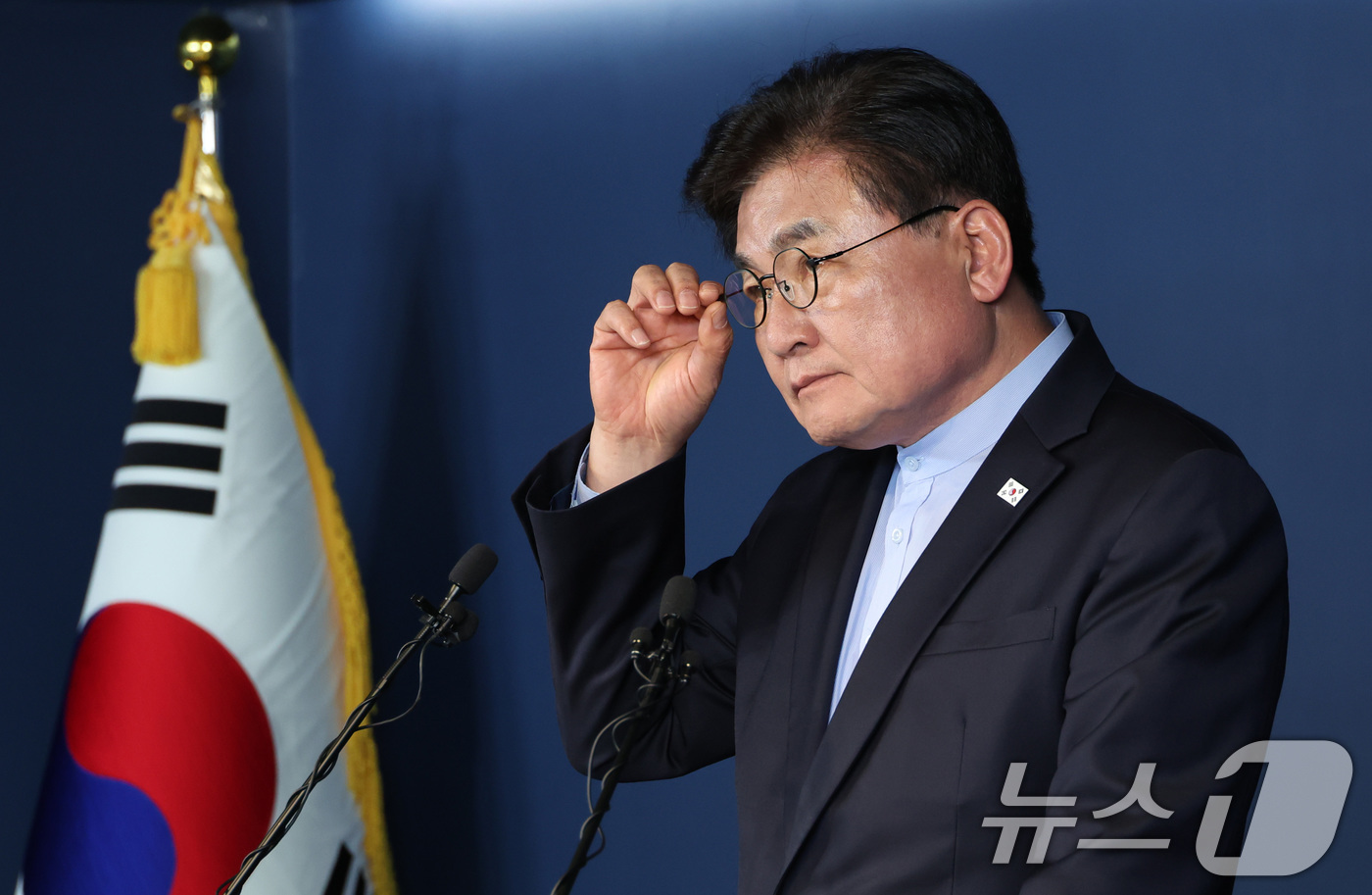 (서울=뉴스1) 신웅수 기자 = 소병훈 더불어민주당 중앙당 선거관리위원장이 9일 서울 여의도 중앙당사에서 서울시(본경선) 개표 결과를 발표하고 있다. 2026.4.9/뉴스1