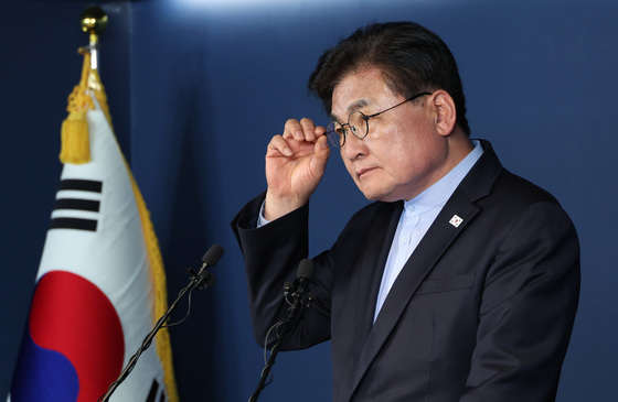 안경 고쳐쓰는 소병훈 선관위원장