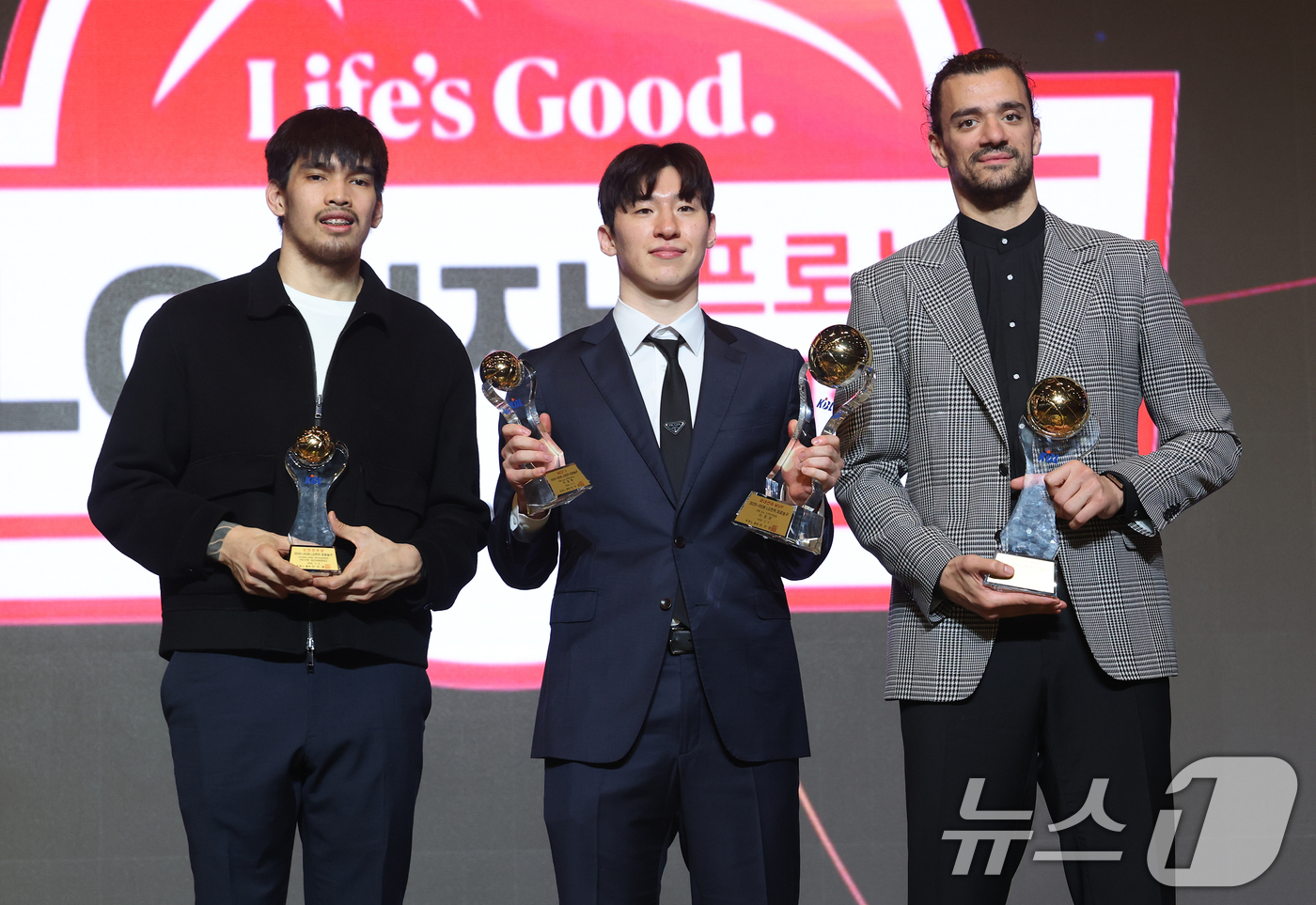 (서울=뉴스1) 오대일 기자 = 9일 오후 서울 강남구 그랜드 인터컨티넨탈 서울 파르나스 그랜드볼룸에서 열린 2025-2026 LG전자 프로농구 시상식에서 (왼쪽부터) 신인 선수상 …