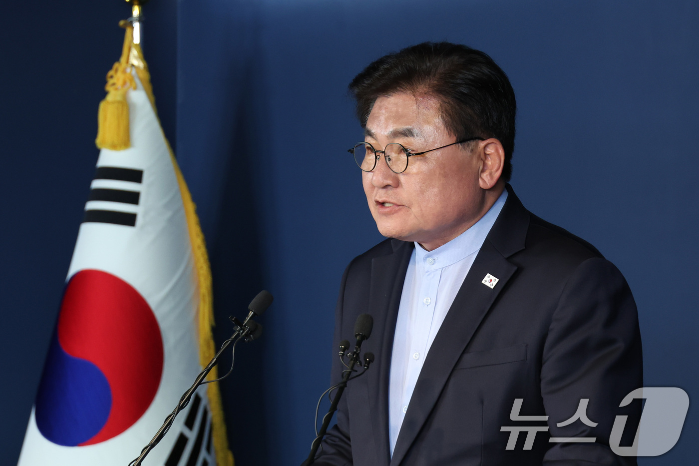 (서울=뉴스1) 신웅수 기자 = 소병훈 더불어민주당 중앙당 선거관리위원장이 9일 서울 여의도 중앙당사에서 서울시(본경선) 개표 결과를 발표하고 있다. 2026.4.9/뉴스1