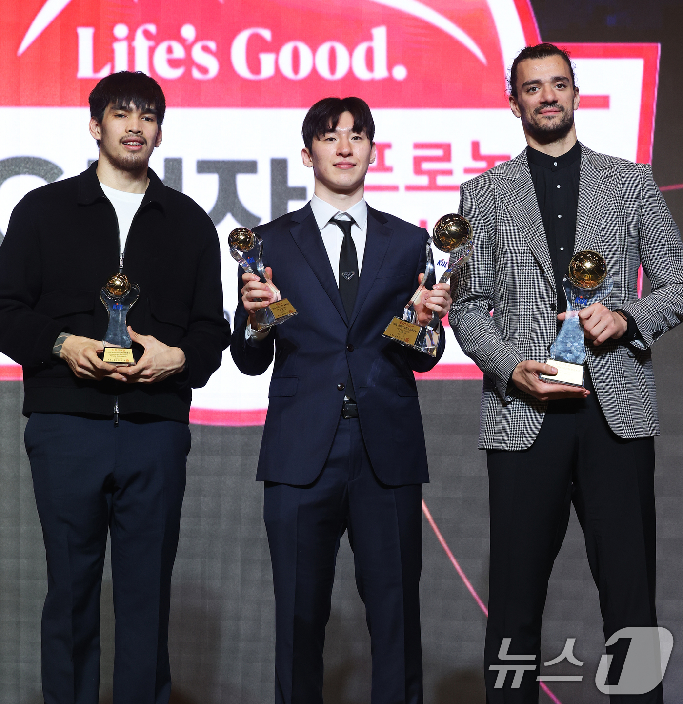 (서울=뉴스1) 오대일 기자 = 9일 오후 서울 강남구 그랜드 인터컨티넨탈 서울 파르나스 그랜드볼룸에서 열린 2025-2026 LG전자 프로농구 시상식에서 (왼쪽부터) 신인 선수상 …