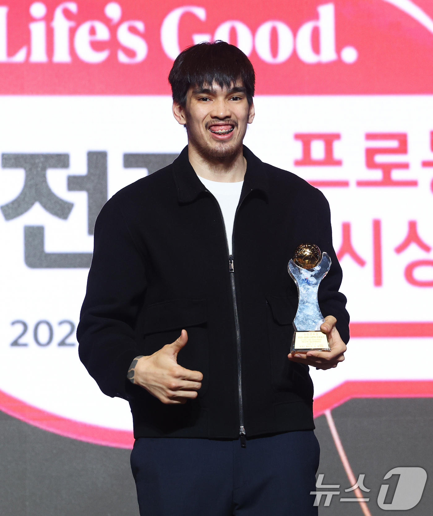(서울=뉴스1) 오대일 기자 = 9일 오후 서울 강남구 그랜드 인터컨티넨탈 서울 파르나스 그랜드볼룸에서 열린 2025-2026 LG전자 프로농구 시상식에서 신인 선수상을 수상한 케 …