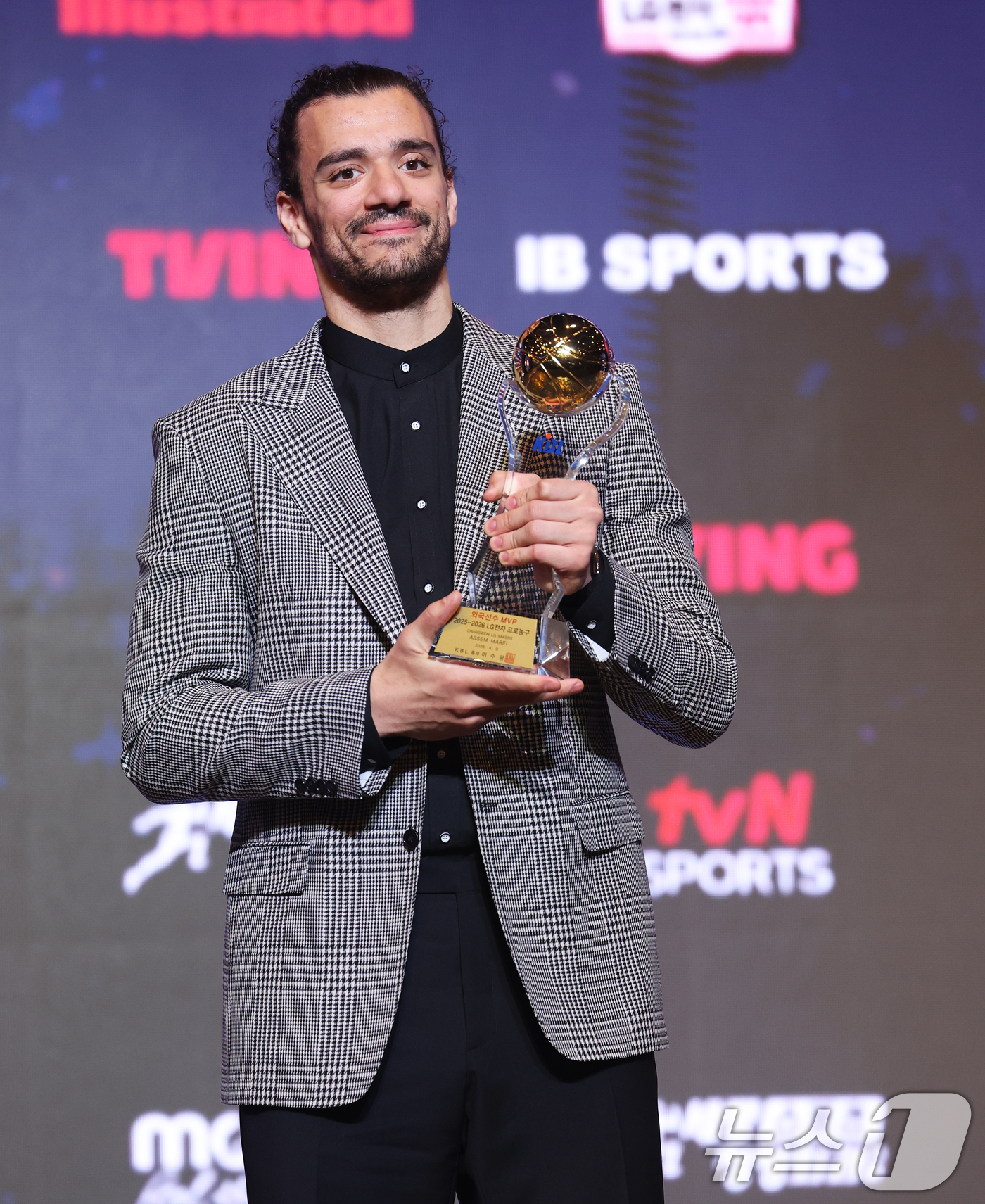 (서울=뉴스1) 오대일 기자 = 9일 오후 서울 강남구 그랜드 인터컨티넨탈 서울 파르나스 그랜드볼룸에서 열린 2025-2026 LG전자 프로농구 시상식에서 외국선수 MVP에 선정된 …