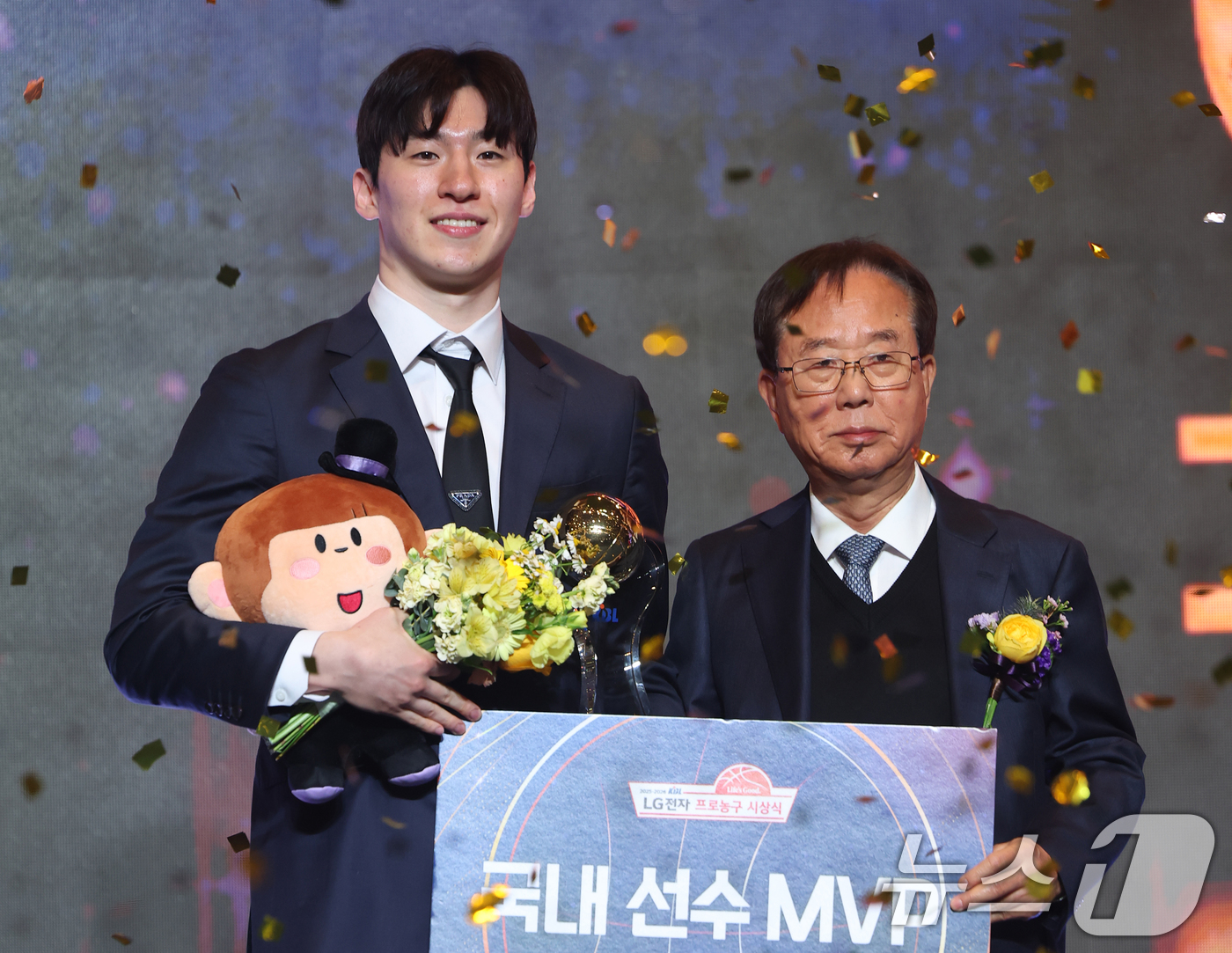 (서울=뉴스1) 오대일 기자 = 9일 오후 서울 강남구 그랜드 인터컨티넨탈 서울 파르나스 그랜드볼룸에서 열린 2025-2026 LG전자 프로농구 시상식에서 국내선수 MVP를 수상한 …