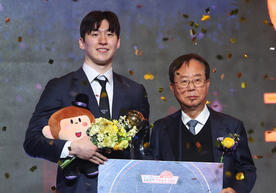 '소노 6강 PO 이끈' 이정현, 정규리그 MVP 수상