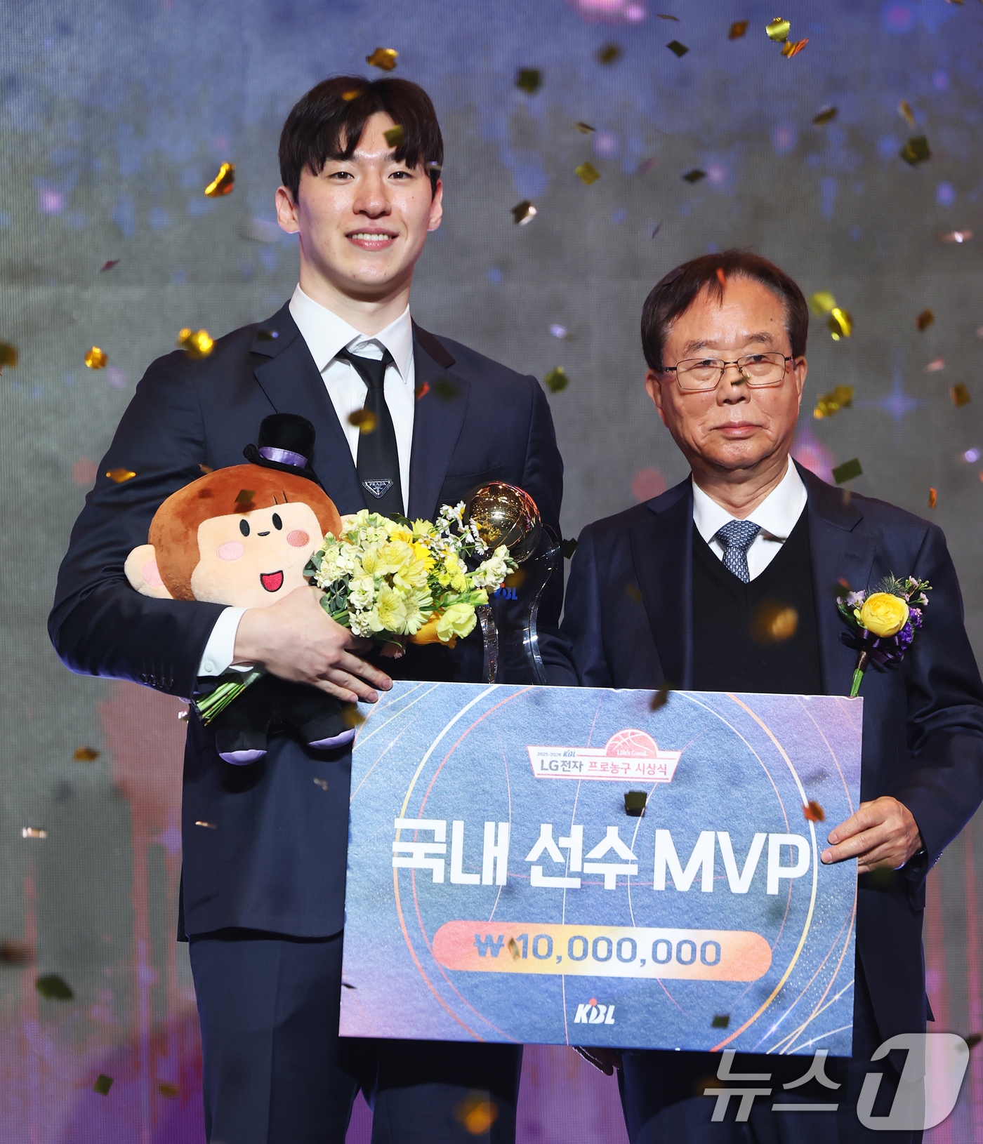 (서울=뉴스1) 오대일 기자 = 9일 오후 서울 강남구 그랜드 인터컨티넨탈 서울 파르나스 그랜드볼룸에서 열린 2025-2026 LG전자 프로농구 시상식에서 국내선수 MVP를 수상한 …