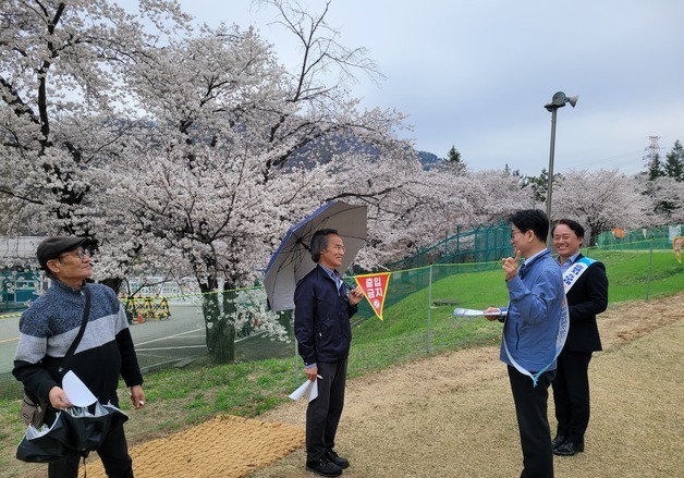 한강수력본부, 벚꽃길 내방객 대상 '에너지위기 극복' 캠페인