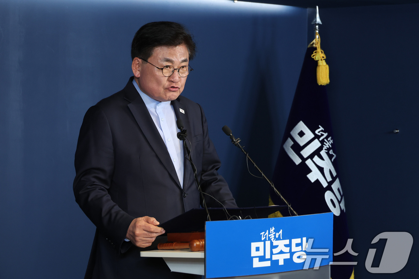 (서울=뉴스1) 신웅수 기자 = 소병훈 더불어민주당 중앙당 선거관리위원장이 9일 서울 여의도 중앙당사에서 부산시(본경선) 개표 결과를 발표하고 있다. 2026.4.9/뉴스1