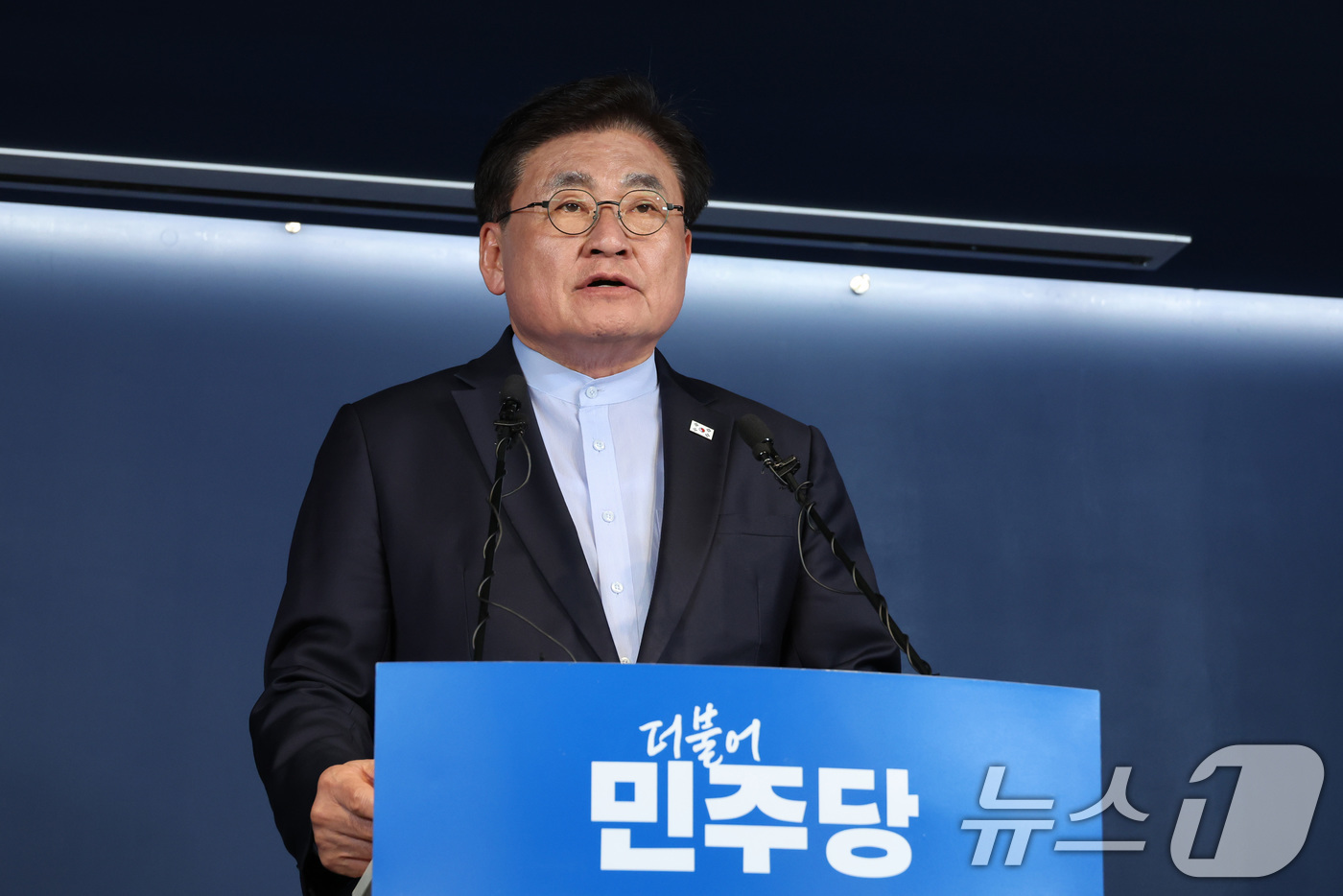 (서울=뉴스1) 신웅수 기자 = 소병훈 더불어민주당 중앙당 선거관리위원장이 9일 서울 여의도 중앙당사에서 부산시(본경선) 개표 결과를 발표하고 있다. 2026.4.9/뉴스1