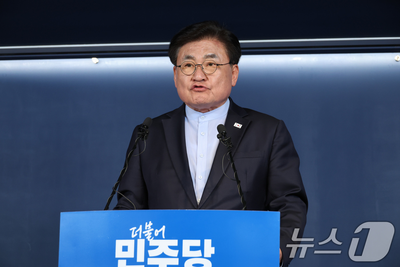 (서울=뉴스1) 신웅수 기자 = 소병훈 더불어민주당 중앙당 선거관리위원장이 9일 서울 여의도 중앙당사에서 부산시(본경선) 개표 결과를 발표하고 있다. 2026.4.9/뉴스1