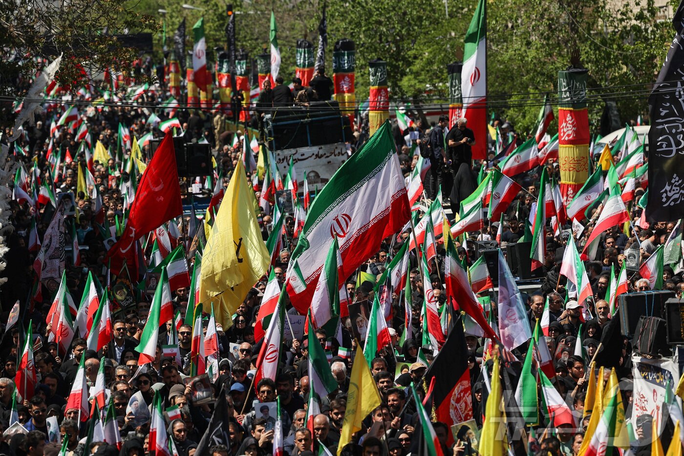 본문 이미지 - 이란 테헤란의 하메네이 사망 40일 추모식. 2026.04.09 ⓒ 로이터=뉴스1