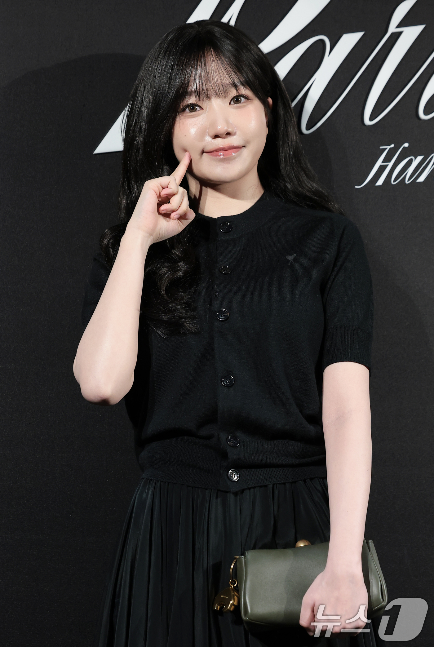 (서울=뉴스1) 권현진 기자 = 가수 겸 배우 조유리가 9일 서울 한남동에 위치한 한 패션 브랜드 플래그십 스토어 오픈 행사에 참석해 포즈를 취하고 있다. 2026.4.9/뉴스1