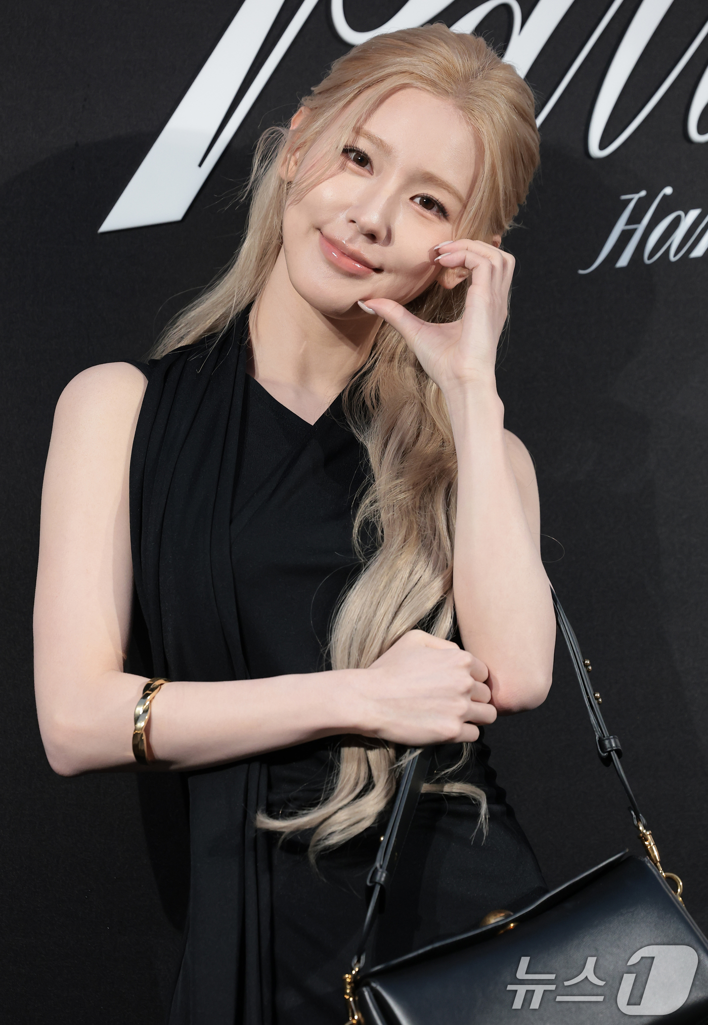 (서울=뉴스1) 권현진 기자 = 아이들 미연이 9일 서울 한남동에 위치한 한 패션 브랜드 플래그십 스토어 오픈 행사에 참석해 포즈를 취하고 있다. 2026.4.9/뉴스1