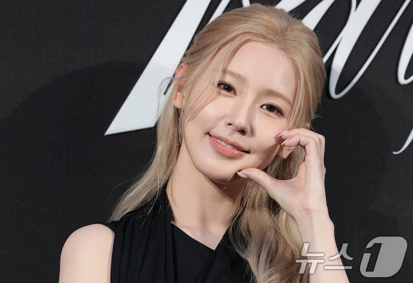 (서울=뉴스1) 권현진 기자 = 아이들 미연이 9일 서울 한남동에 위치한 한 패션 브랜드 플래그십 스토어 오픈 행사에 참석해 포즈를 취하고 있다. 2026.4.9/뉴스1