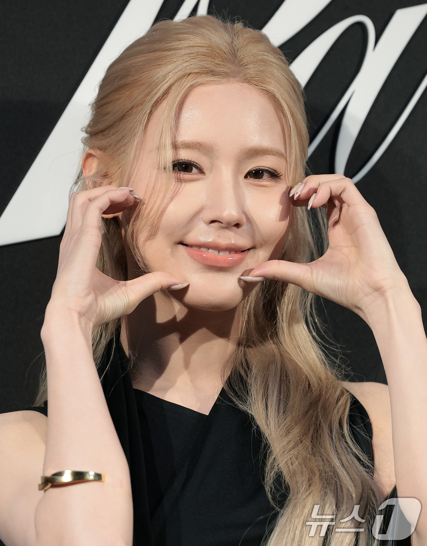 (서울=뉴스1) 권현진 기자 = 아이들 미연이 9일 서울 한남동에 위치한 한 패션 브랜드 플래그십 스토어 오픈 행사에 참석해 포즈를 취하고 있다. 2026.4.9/뉴스1