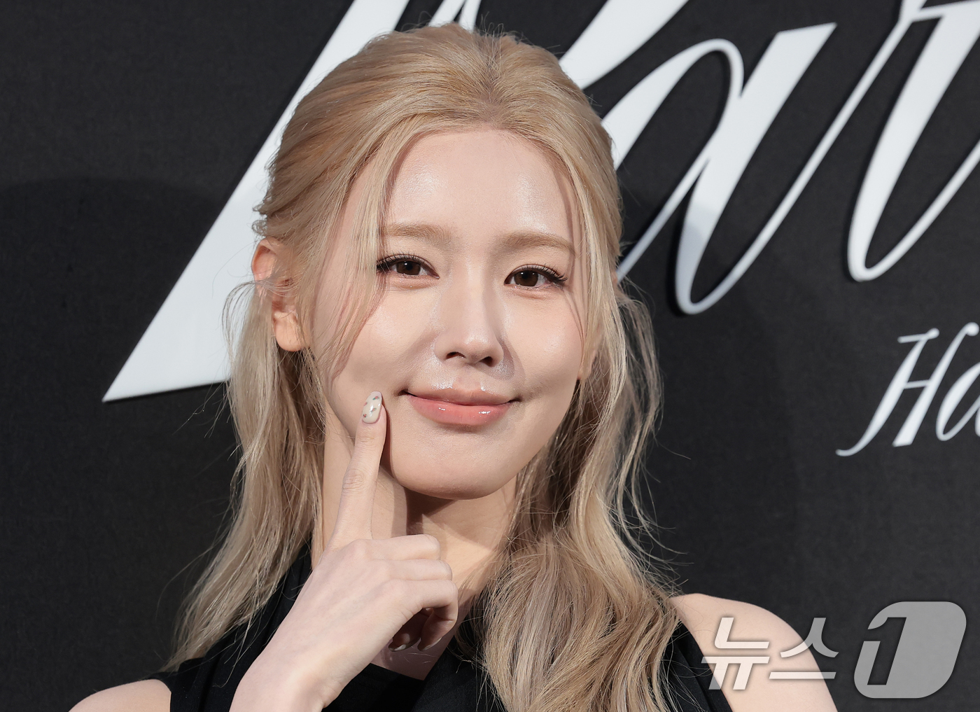 (서울=뉴스1) 권현진 기자 = 아이들 미연이 9일 서울 한남동에 위치한 한 패션 브랜드 플래그십 스토어 오픈 행사에 참석해 포즈를 취하고 있다. 2026.4.9/뉴스1