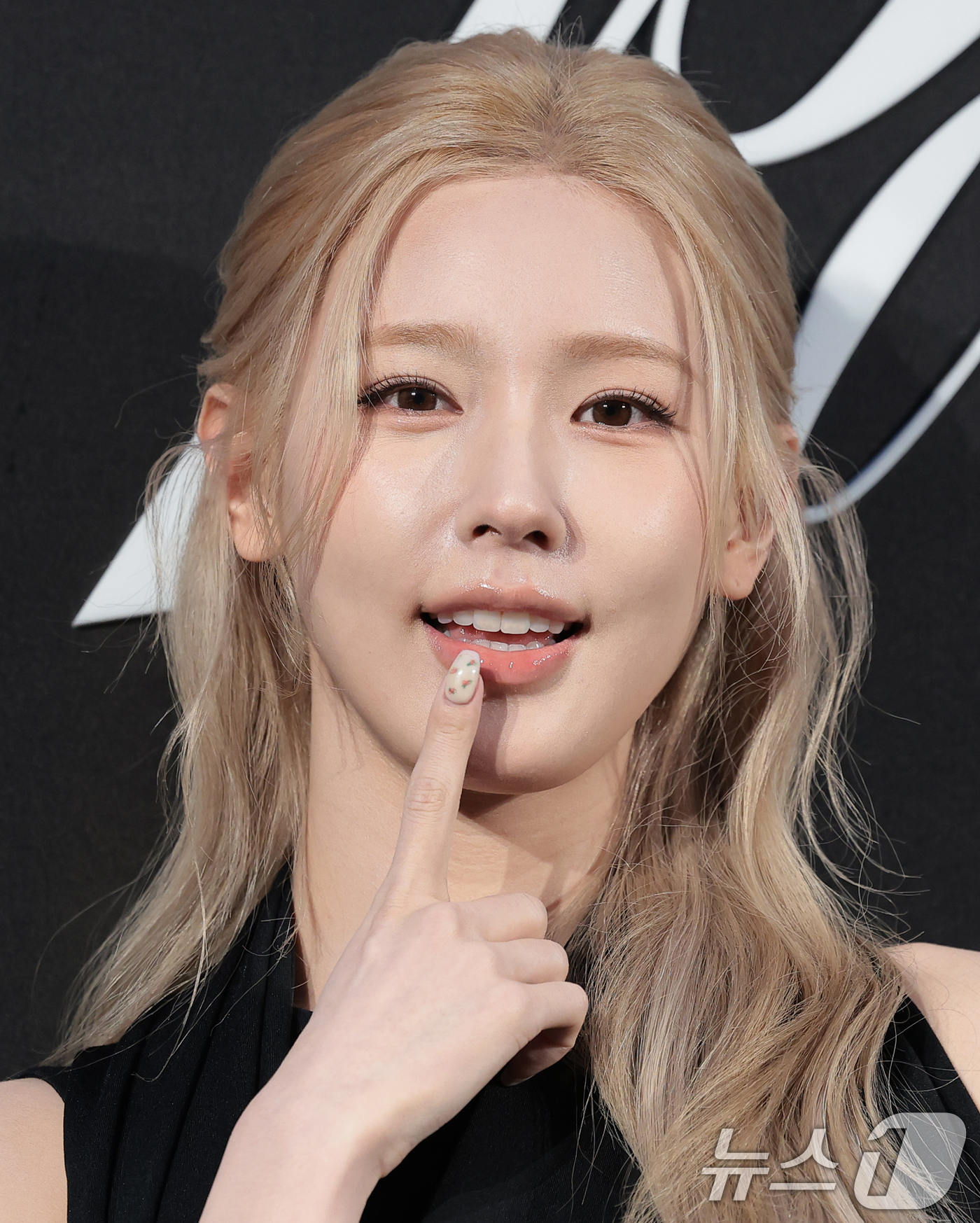 (서울=뉴스1) 권현진 기자 = 아이들 미연이 9일 서울 한남동에 위치한 한 패션 브랜드 플래그십 스토어 오픈 행사에 참석해 포즈를 취하고 있다. 2026.4.9/뉴스1