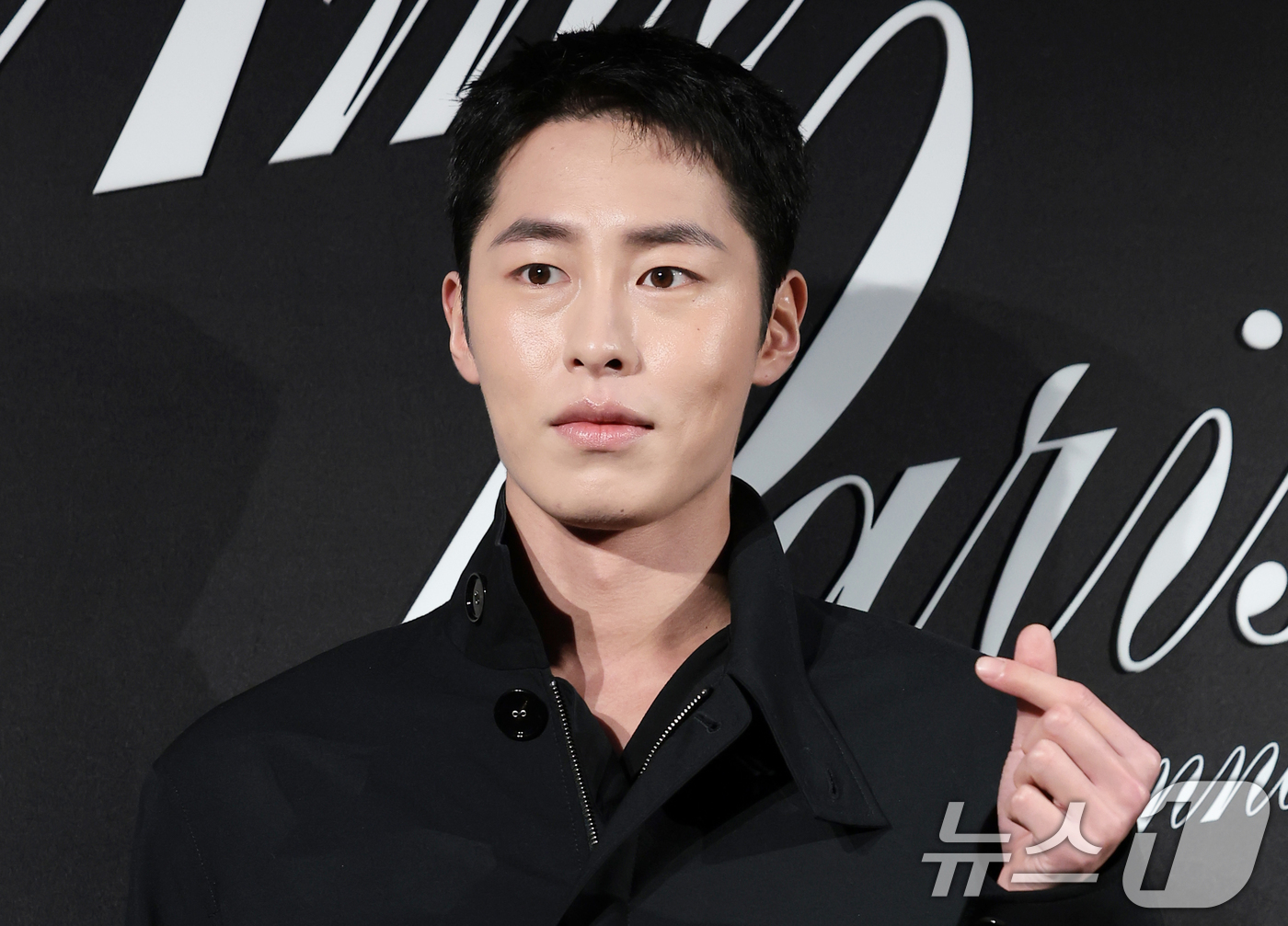 (서울=뉴스1) 권현진 기자 = 배우 이재욱이 9일 서울 한남동에 위치한 한 패션 브랜드 플래그십 스토어 오픈 행사에 참석해 포즈를 취하고 있다. 2026.4.9/뉴스1