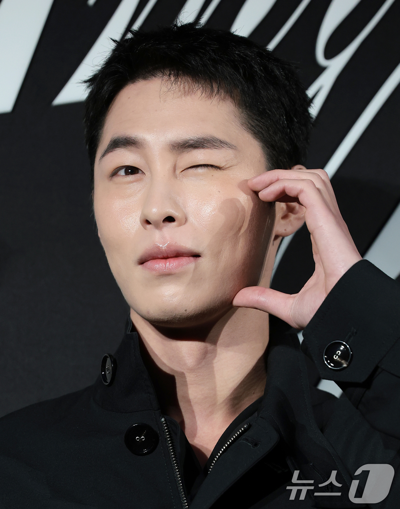 (서울=뉴스1) 권현진 기자 = 배우 이재욱이 9일 서울 한남동에 위치한 한 패션 브랜드 플래그십 스토어 오픈 행사에 참석해 포즈를 취하고 있다. 2026.4.9/뉴스1