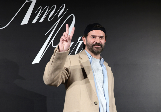 포즈 취하는 알렉상드르 마티우시