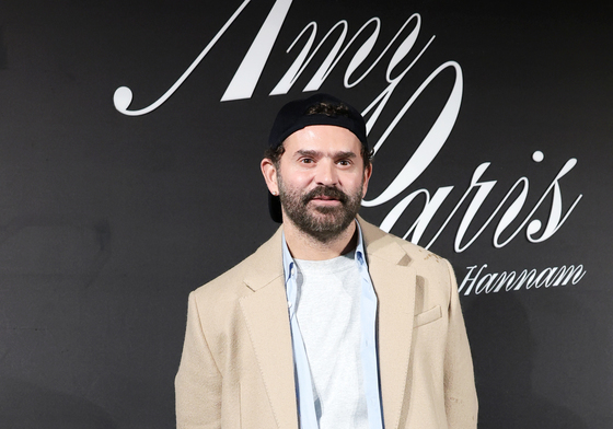 포즈 취하는 알렉상드르 마티우시