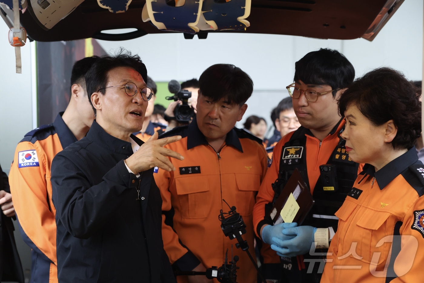 (서울=뉴스1) = 김민석 국무총리가 9일 전북 덕진소방서를 방문, 응급환자 이송 체계 상황을 점검하고 있다. (국무총리실 제공. 재판매 및 DB금지) 2026.4.9/뉴스1