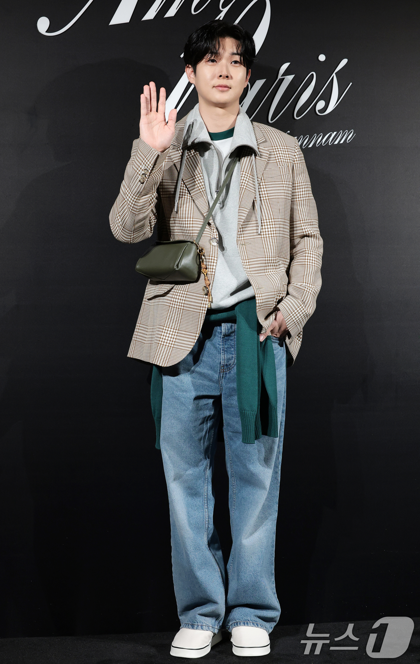 (서울=뉴스1) 권현진 기자 = 배우 최우식이 9일 서울 한남동에 위치한 한 패션 브랜드 플래그십 스토어 오픈 행사에 참석해 포즈를 취하고 있다. 2026.4.9/뉴스1