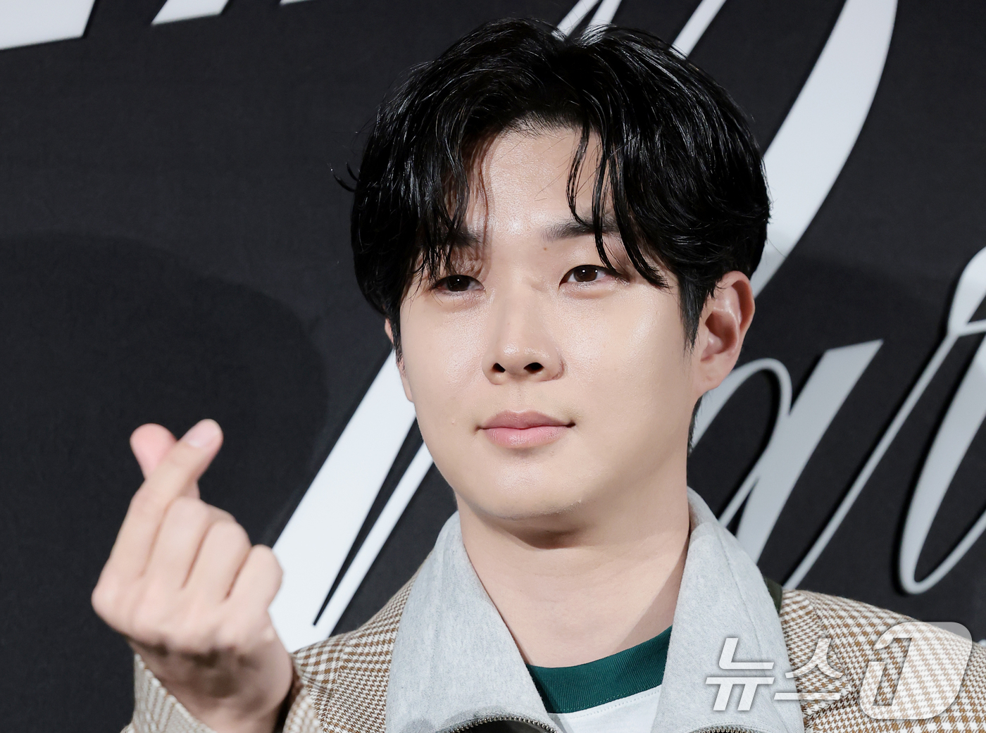 (서울=뉴스1) 권현진 기자 = 배우 최우식이 9일 서울 한남동에 위치한 한 패션 브랜드 플래그십 스토어 오픈 행사에 참석해 포즈를 취하고 있다. 2026.4.9/뉴스1