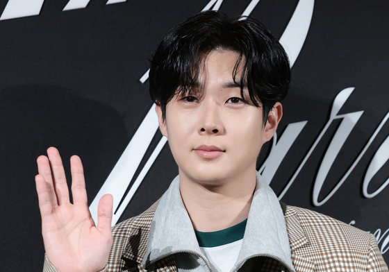 포즈 취하는 최우식