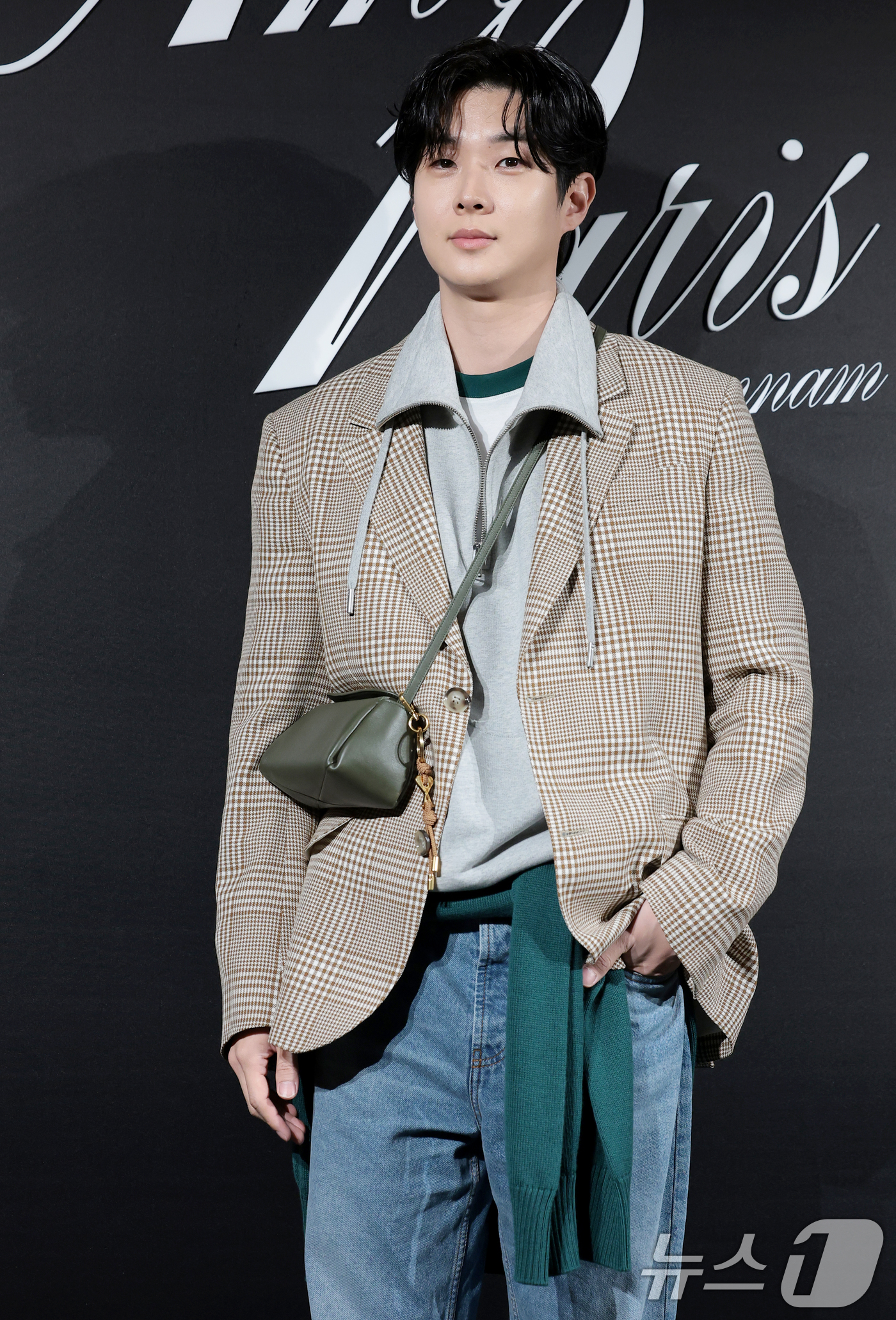 (서울=뉴스1) 권현진 기자 = 배우 최우식이 9일 서울 한남동에 위치한 한 패션 브랜드 플래그십 스토어 오픈 행사에 참석해 포즈를 취하고 있다. 2026.4.9/뉴스1