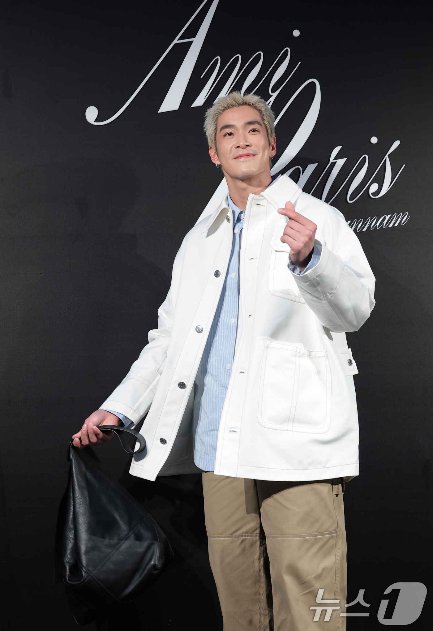 (서울=뉴스1) 권현진 기자 = 태국 배우 알렉(Alex Teeradech)이 9일 서울 한남동에 위치한 한 패션 브랜드 플래그십 스토어 오픈 행사에 참석해 포즈를 취하고 있다. …