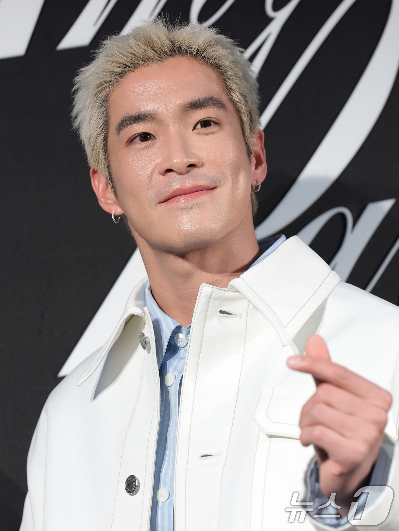 (서울=뉴스1) 권현진 기자 = 태국 배우 알렉(Alex Teeradech)이 9일 서울 한남동에 위치한 한 패션 브랜드 플래그십 스토어 오픈 행사에 참석해 포즈를 취하고 있다. …